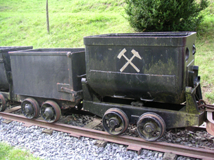 Loren vor dem Friedrich-Wilhelm-Stollen Loren vor dem Friedrich-Wilhelm-Stollen