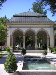 Brunnenhaus mit Trinkhalle